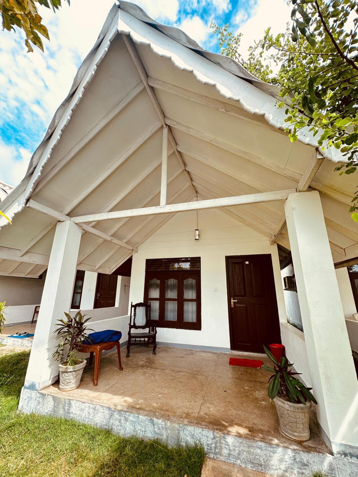 Surfing Beach Nilaveli Triquinimale Exterior foto
